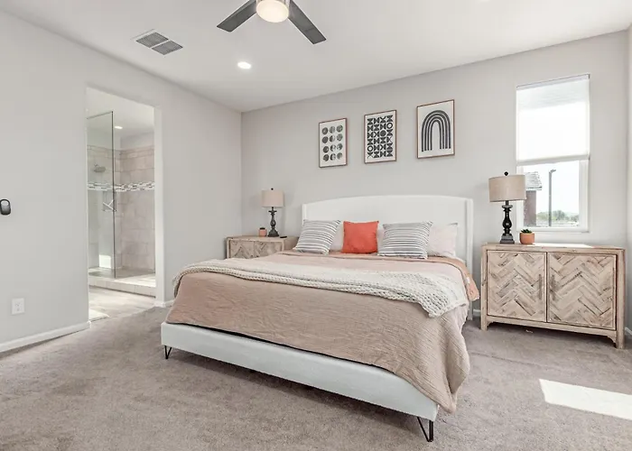 Modern 3br In - Stylish Spacious Family-friendly Holiday home Goodyear