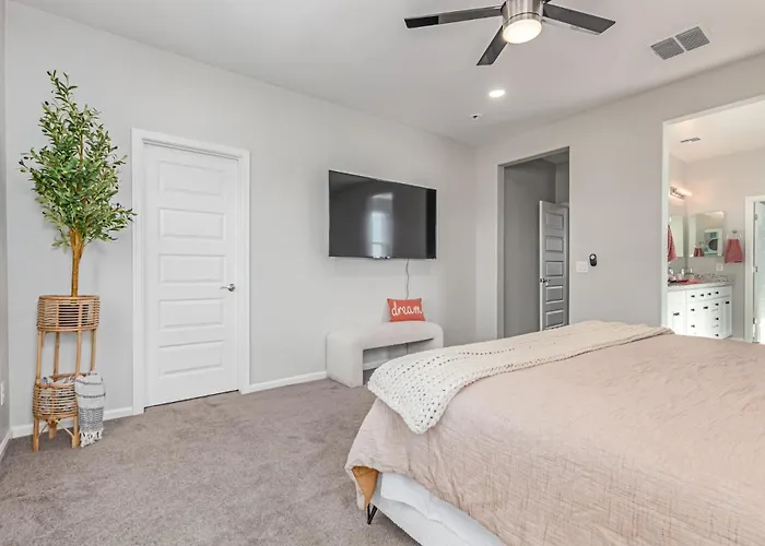 Modern 3br In - Stylish Spacious Family-friendly Holiday home Goodyear