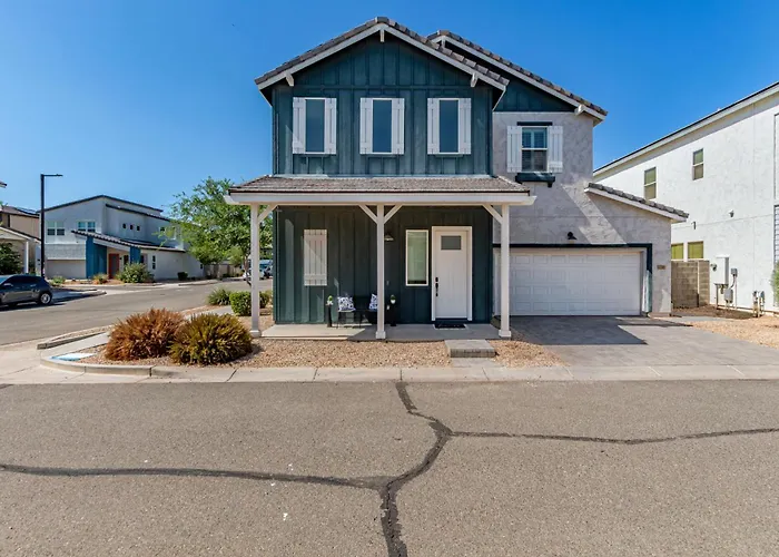 Holiday home Modern 3br In - Stylish Spacious Family-friendly Goodyear